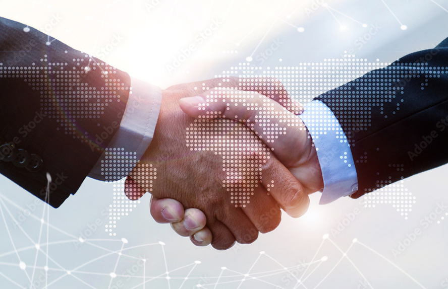 画像：ノートPCで画像編集しているイメージ