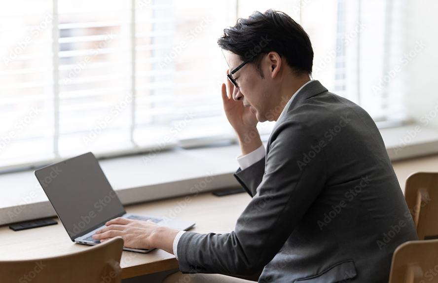 画像：ノートPCで画像編集しているイメージ