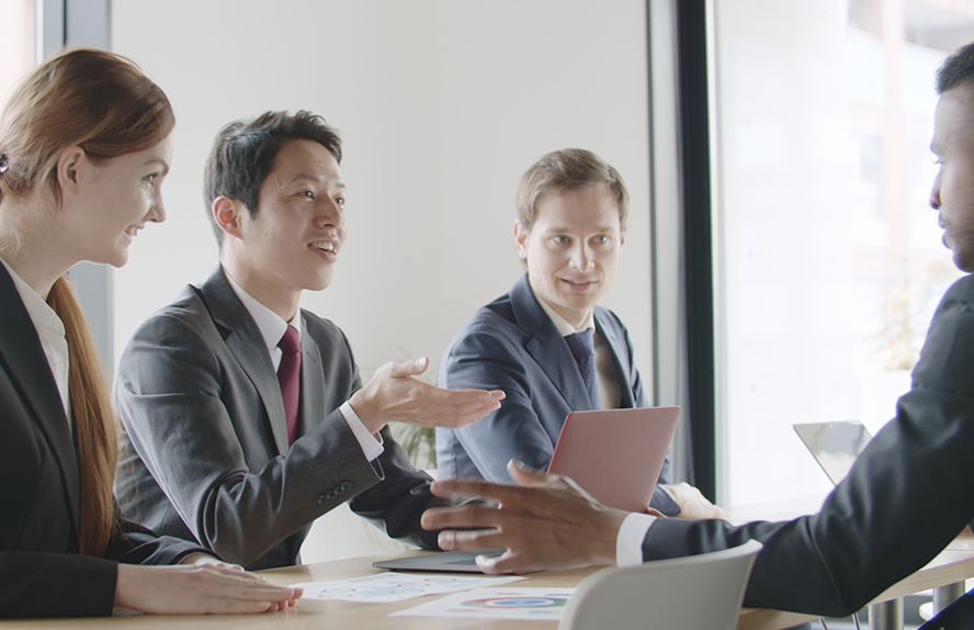 画像：ノートPCで画像編集しているイメージ